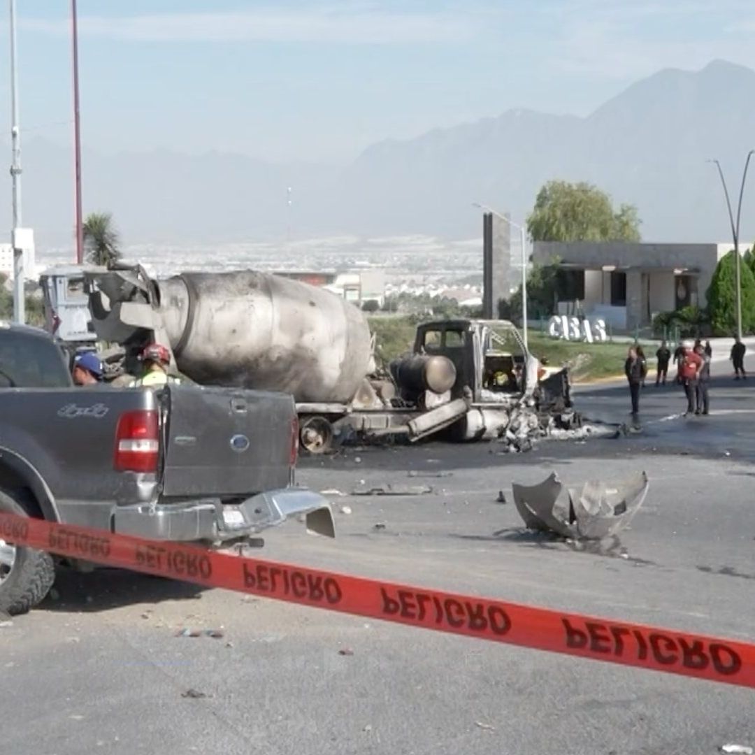 Choque entre carro y camión revolvedora